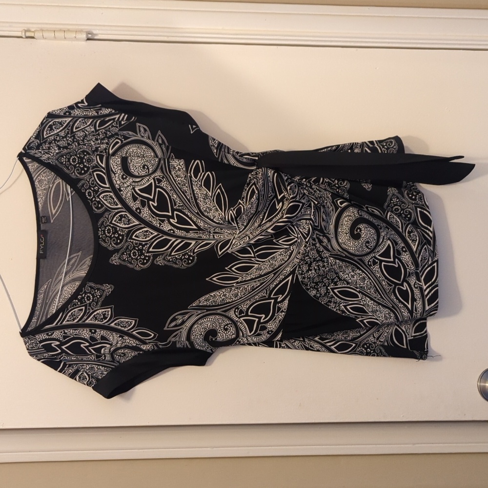 FYLO ladies shirt XL. Black and white pattern. Stretchy material. Side tie